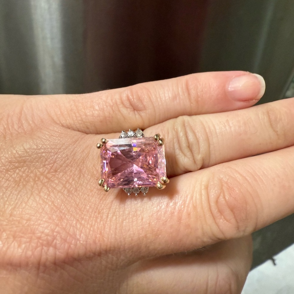 Elegant Pink Gemstone Ring - Picture 3 of 8